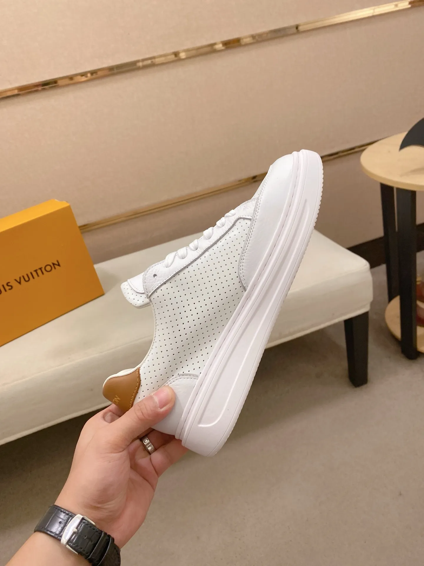Men's shoes 💰: 420💰🎉🎉LV~Louis Vuitton trendy men's shoes New shipments Latest matching The same style as the official website Super high quality Hot sales of the season [strong] [strong] [strong] Selected first-layer cowhide, comfortable cowhide lining, original last, comfortable on the foot, wear-resistant rubber outsole Size number: 38-44.
